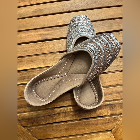 Hand embroidered silver flats Punjabi Jutti- Size 7.5 - Picture 3 of 13